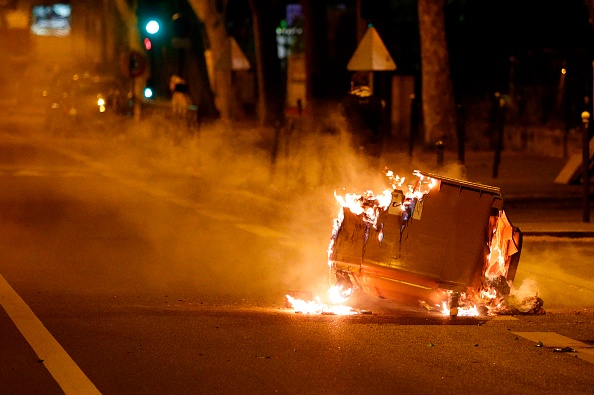 Une poubelle en feu dans la rue lors des affrontements à Villeneuve-la-Garenne, dans la banlieue nord de Paris. (Photo : GEOFFROY VAN DER HASSELT/AFP via Getty Images)