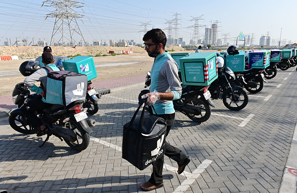 -Un employé d'une entreprise de livraison se prépare à partir pour livrer à Dubaï, aux Émirats arabes unis, le 16 avril 2020. Photo de GIUSEPPE CACACE / AFP via Getty Images.