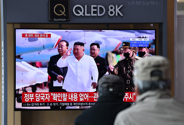 Les gens regardent une émission télévisée montrant des images de fichiers du leader nord-coréen Kim Jong Un, dans une gare de Séoul le 21 avril 2020.(Photo : JUNG YEON-JE/AFP via Getty Images)