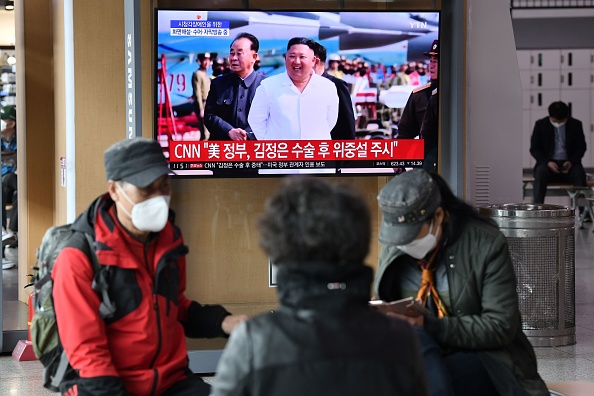 - Les gens regardent un reportage télévisé montrant des images du leader nord-coréen Kim Jong Un, dans une gare de Séoul le 21 avril 2020. La Corée du Sud a dénoncé le 21 avril que le leader nord-coréen Kim Jong Un était dans une maison de soin après chirurgie, alors que la spéculation montait en raison de son absence d'un anniversaire clé. Photo de Jung Yeon-je / AFP via Getty Images.
