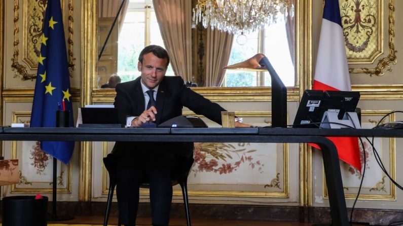 Le président français Emmanuel Macron dans son bureau du Palais de l'Elysée à Paris, le 21 avril 2020. (Photo by LUDOVIC MARIN/POOL/AFP via Getty Images)