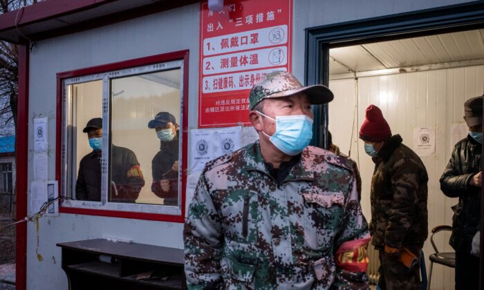 Un membre du personnel surveille un poste de contrôle dans la ville frontalière de Suifenhe, dans la province chinoise du Heilongjiang, au nord-est du pays, le 21 avril 2020. (STR/AFP via Getty Images)