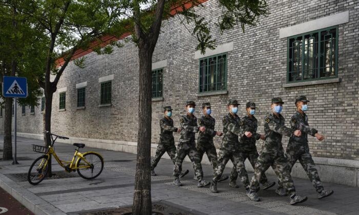 Marche militaire chinoise dans la rue à Pékin, Chine, le 22 avril 2020. (Kevin Frayer/Getty Images)