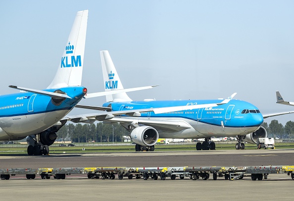 Les avions KLM sont à l'arrêt sur le tarmac de l'aéroport de Schiphol, le 23 avril 2020. (Photo : REMKO DE WAAL/ANP/AFP via Getty Images)