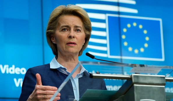 La présidente de la Commission européenne, Ursula Von Der Leyen, donne une conférence de presse après une conférence vidéo au sommet de l'UE pour discuter des mesures visant à lutter contre la propagation de la pandémie de Covid-19 causée par le nouveau coronavirus, à Bruxelles, le 23 avril 2020. (Photo : OLIVIER HOSLET/EPA/AFP via Getty Images)