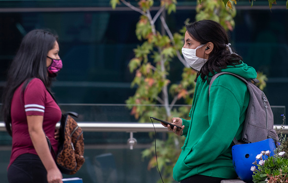 Des femmes portent des masques faciaux devant un hôpital de Santiago le 23 avril 2020. (Photo : MARTIN BERNETTI/AFP via Getty Images)