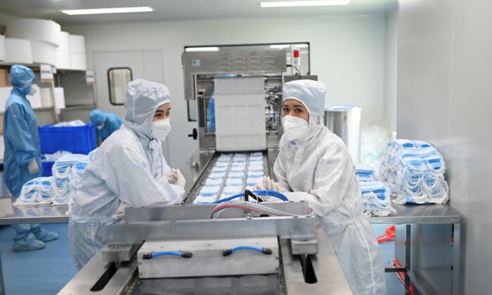 Deux opératrices se préparent à emballer des masques au Naton Medical Group à Pékin, en Chine, le 24 avril 2020. (WANG ZHAO/AFP via Getty Images)