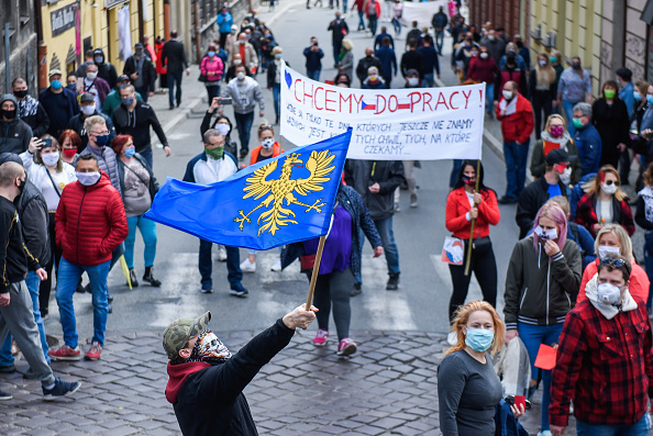 Les citoyens polonais protestent contre la fermeture en cours de la frontière polonaise tchèque mise en œuvre par le gouvernement polonais pour lutter contre la propagation du COVID-19 le 25 avril 2020 à Cieszyn, en Pologne. (Photo : Omar Marques/Getty Images)