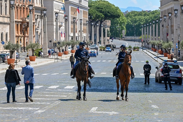 La police italienne en patrouille à cheval sur la Via della Conciliazione à la limite entre Rome en Italie et la place Saint-Pierre au Vatican. (Photo : ANDREAS SOLARO/AFP via Getty Images)