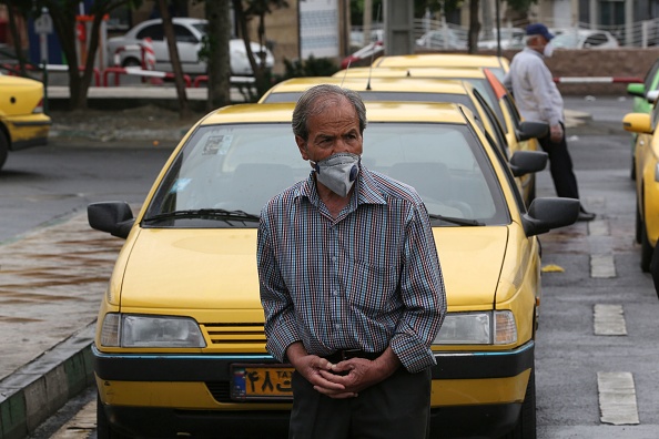 -Les chauffeurs de taxi iraniens attendent les passagers à la gare d'Aryashahr, une plaque tournante du transport dans l'ouest de Téhéran le 26 avril 2020, car leurs services ont été parmi les plus durement touchés depuis l'épidémie de coronavirus du pays. Photo par ATTA KENARE / AFP via Getty Images.