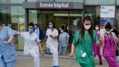 [Vidéo] Une centaine de soignants de l’hôpital de Nice organisent un flashmob pour remercier la population de son soutien