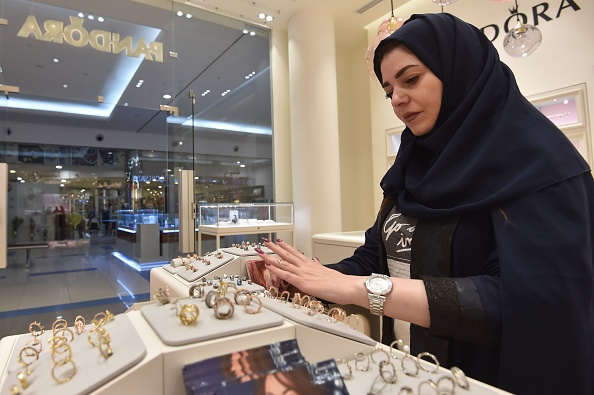 -La Saoudienne Rodina Maamoun, qui emploie 19 jeunes femmes en remplaçant presque entièrement les hommes, vend des bijoux dans un magasin de vente au détail dans le centre commercial Hayat de Riyad le 19 février 2020. Photo de FAYEZ NURELDINE / AFP via Getty Images.