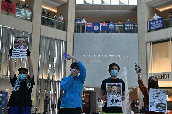 -Des manifestants pro-démocraties observent des mesures de distanciation sociale en groupes de quatre ou moins alors qu'ils se rassemblent dans un centre commercial à Hong Kong le 29 avril 2020. Photo par Anthony WALLACE / AFP via Getty Images.