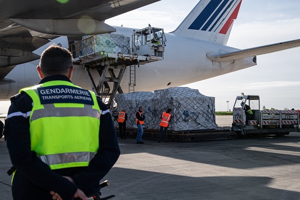 Des employés de l'aéroport déchargent des masques en provenance de Chine sur le tarmac de l'aéroport de Paris Charles de Gaulle à Roissy le 30 avril 2020. (Photo : BERTRAND GUAY/AFP via Getty Images)