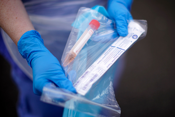 Un kit de test de dépistage du coronavirus. Image d'illustration (Christopher Furlong/Getty Images)