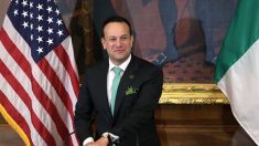 Coronavirus: le Premier ministre irlandais propose ses services de médecin