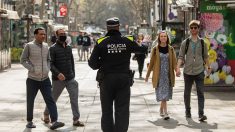 [Vidéo] Espagne : la police distribue gratuitement des millions de masques dans les métros et les gares