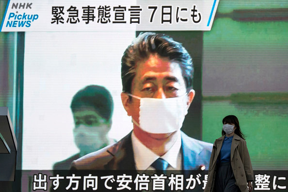 -Le Premier ministre japonais Shinzo Abe lors d'une émission de nouvelles le 06 avril 2020 à Tokyo, au Japon. Abe a annoncé aujourd'hui que le gouvernement allait déclarer un état d'urgence dès mardi qui couvrirait 7 des 47 préfectures du Japon, dont Tokyo et Osaka, alors que l'épidémie de coronavirus continue de se propager dans le paysPhoto de Tomohiro Ohsumi / Getty Images.