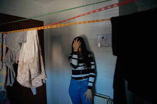 -Des femmes qui ont subi des violences ont déposé des plaintes officielles, vivent avec leurs enfants dans un foyer permis par l'État espagnol le 9 avril 2020 en Espagne. Photo par Alvaro Calvo / Getty Images.