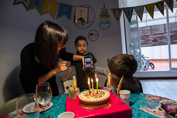 -La femme, le fils et la fille du photographe, Elisenda Canari, Joel et Julia, montrent le gâteau d'anniversaire de Julia à leurs grands-parents lors de sa fête d'anniversaire le 13 avril 2020 à Barcelone, en Espagne. Photo de David Ramos / Getty Images.