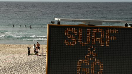 Des centaines de surfeurs pour la réouverture de Bondi Beach à Sydney
