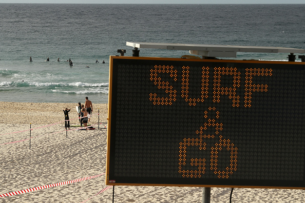 -Un panneau "Surf & Go" est vu au point d'accès à la plage du Board Riding après la réouverture de la plage de Bondi à 7h le 28 avril 2020 à Sydney, en Australie. Photo de Mark Kolbe / Getty Images.