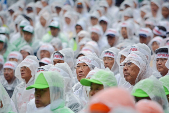 -Illustration- Osaka, a lancé un appel citoyen aux dons de vêtements de pluie, pour la protection du personnel hospitalier. Photo KAZUHIRO NOGI / AFP via Getty Images.