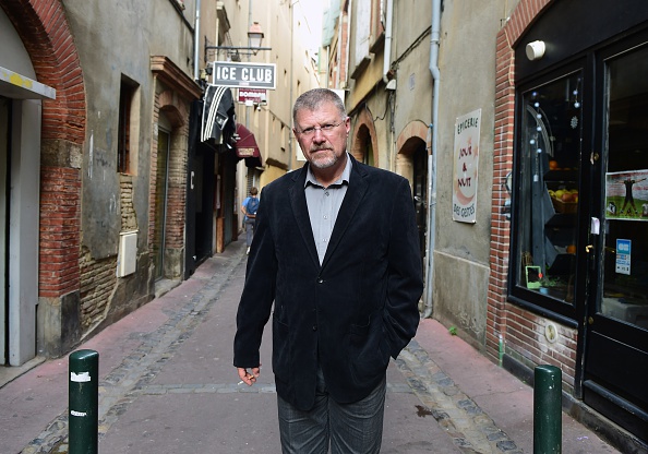 -L'écrivain sud-africain Deon Meyer pose dans une rue de Toulouse, le 7 octobre 2014. Meyer, un auteur de crimes sud-africain le plus vendu et dont les livres ont été traduits en 27 langues. Photo ERIC CABANIS / AFP via Getty Images.