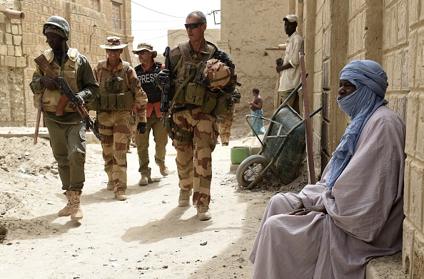Des soldats français du 93e régiment d'artillerie de montagne et des soldats des forces armées maliennes dans  l'opération "Barkhane" au Sahel. (Photo : PHILIPPE DESMAZES/AFP via Getty Images)