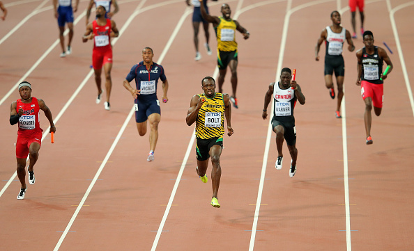 -Usain Bolt de la Jamaïque franchit la ligne d'arrivée pour remporter l'or dans la finale du relais 4x100 mètres hommes à Beijing, Chine. Photo par Lintao Zhang / Getty Images pour l'IAAF.