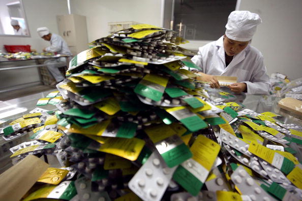 Des travailleurs empaquetant des médicaments en Chine. (FREDERIC J. BROWN/AFP via Getty Images)