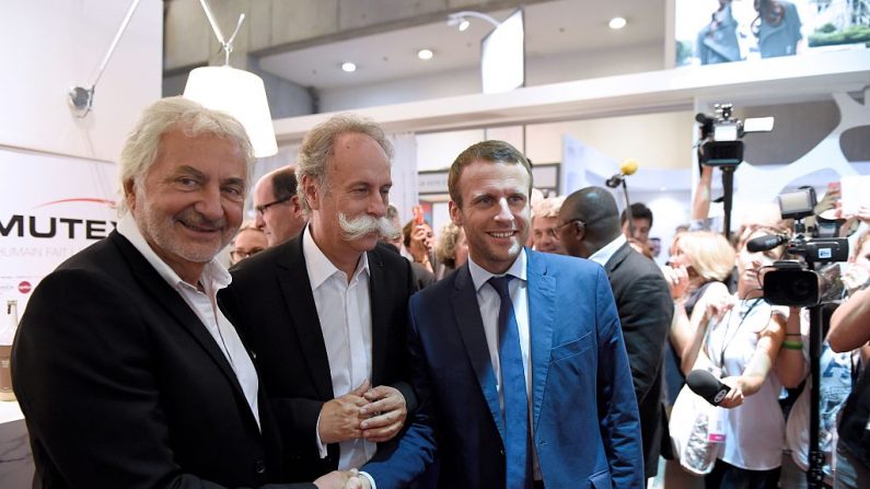 Bernard Stalter au centre lors de la visite d'Emmanuel Macron au Salon International de la Coiffure le 12 septembre 2016 à Paris. (ERIC FEFERBERG / AFP via Getty Images)