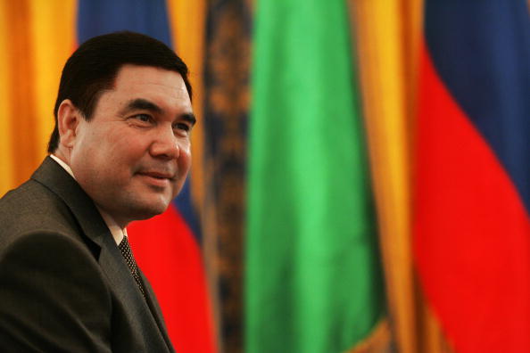 -Le président turkmène Gurbanguly Berdymukhamedov nie les effets du coronavirus dans son pays, il s’agit de mettre en avant les bonnes politiques du président, de combien il se soucie de la bonne santé des Turkmènes. Photo DMITRY KOSTYUKOV / AFP via Getty Images.