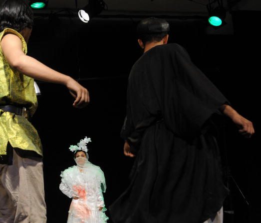 -Des acteurs afghans participent à une pièce de théâtre lors d'un festival de théâtre à Kaboul. Les fondamentalistes afghans continuent de désapprouver les femmes qui jouent dans le théâtre et chantent à la télévision, mais la jeune génération établit de nouvelles frontières dans l'art et la culture. Photo doit se lire MASSOUD HOSSAINI / AFP via Getty Images.
