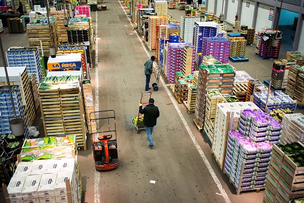 Marché international de Rungis en banlieu parisienne.  (Photo : MARTIN BUREAU/AFP via Getty Images)