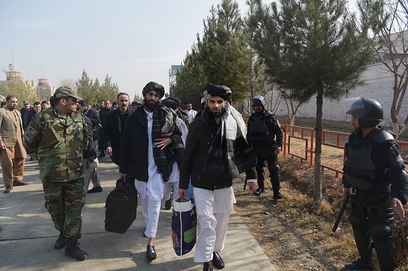 -Illustration- Des prisonniers afghans transportant leurs effets personnels marchent, leur libération de la prison de Pul-e-Charkhi à la périphérie de Kaboul le 11 janvier 2018. Photo SHAH MARAI / AFP via Getty Images.