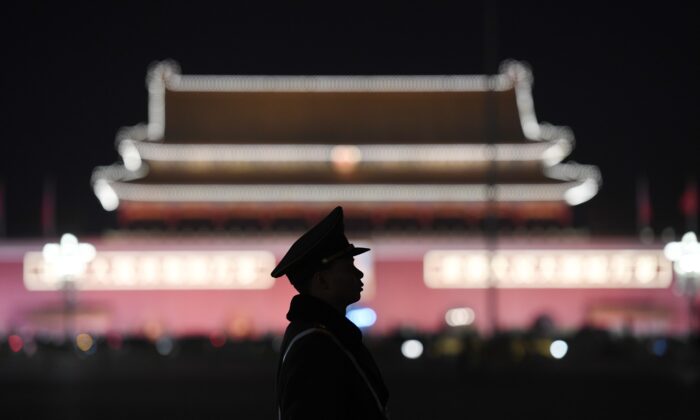 Un officier de police paramilitaire monte la garde sur la place Tiananmen à Pékin, Chine, le 11 mars 2018, (Greg Baker/AFP via Getty Images)