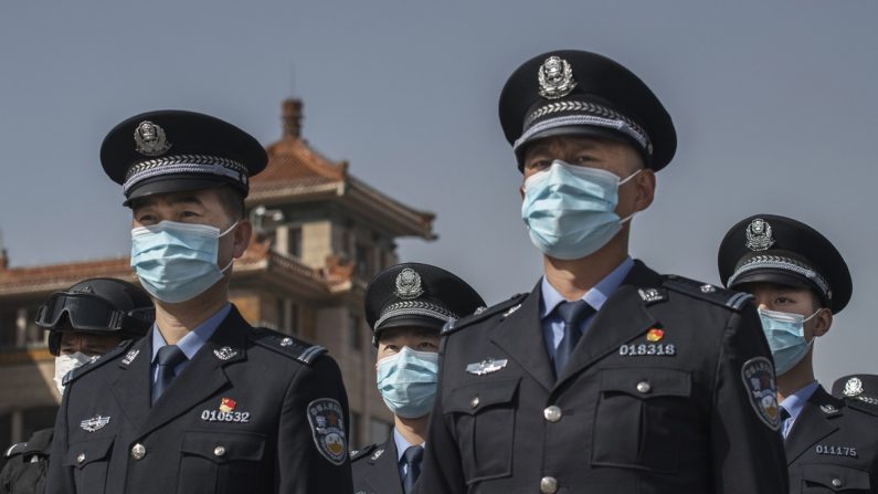 Des policiers chinois portent des masques de protection à la gare de Pékin, en Chine, le 4 avril 2020. (Kevin Frayer/Getty Images)
