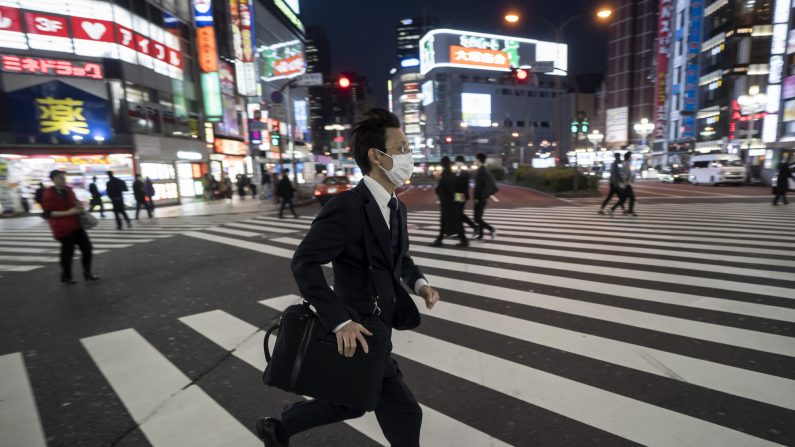 Un homme traverse une rue dans le quartier de Shinjuku à Tokyo, au Japon, le 8 avril 2020. (Tomohiro Ohsumi/Getty Images) 