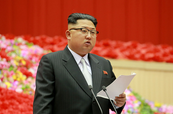 le dirigeant nord-coréen Kim Jong-un prononçant un discours d'ouverture à la première conférence des présidents des comités principaux des travailleurs à Pyongyang. Photo STR / AFP via Getty Images.