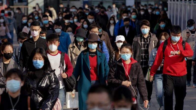 Des passagers portent des masques de protection alors qu'ils sortent d'un train dans une station de métro à l'heure de pointe le lundi 13 avril 2020 à Pékin, en Chine. (Lintao Zhang/Getty Images)