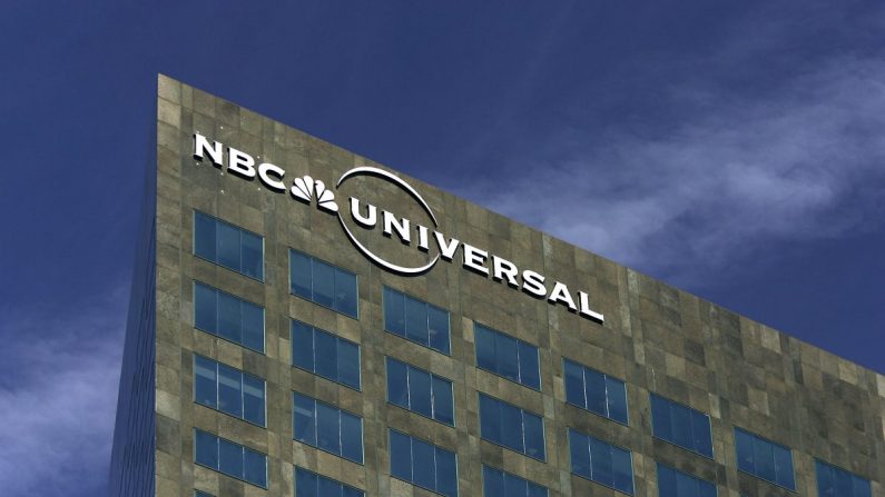 Le logo de NBC Universal est visible sur le bâtiment de son siège social à Los Angeles, Californie, le 6 février 2007. (David McNew/Getty Images)