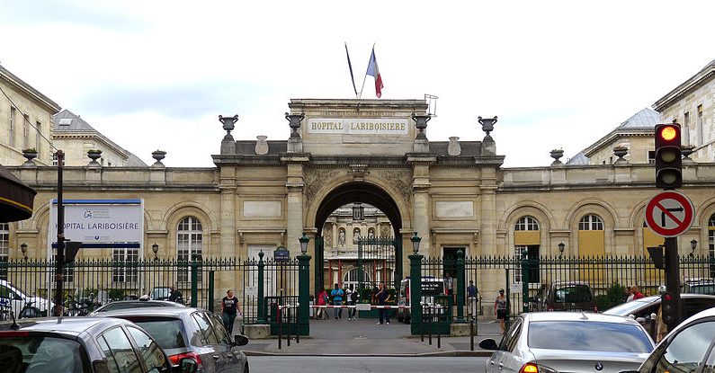 L'entrée de l'hôpital Lariboisière à Paris, avant la crise sanitaire actuelle. (Wikimedia/Mbzt/CC 4.0)