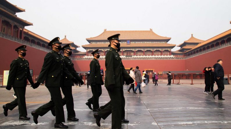 Des policiers chinois marchent devant l'entrée du Palace Museum à Pékin, en Chine, le 26 janvier 2020. (Betsy Joles/Getty Images)