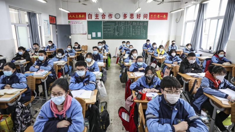 Après avoir reporté l'ouverture des classes en raison de l'épidémie du virus du PCC à Huaian, dans la province du Jiangsu, en Chine, le 30 mars 2020, les élèves de troisième du collège et du lycée retournent en classe. (STR/AFP via Getty Images)