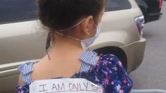 Une mère accroche une pancarte au dos de sa fille à l’épicerie pour éviter d’éventuels sermons sur la distanciation sociale