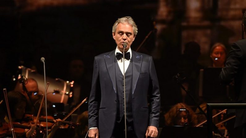Le ténor Andrea Bocelli se produit en concert au Madison Square Garden à New York le 13 décembre 2017. (Michael Loccisano/Getty Images) 