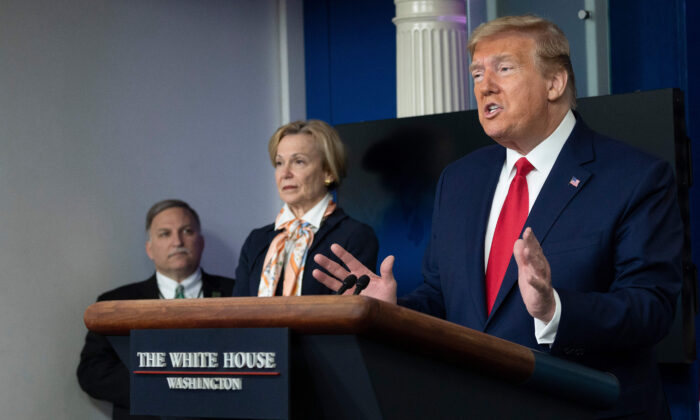 Le président Donald Trump s'exprime lors d'un point de presse du Comité de lutte contre les virus du PCC à la Maison-Blanche, à Washington, le 18 avril 2020. (JIM WATSON/AFP via Getty Images)