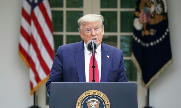 Donald Trump s’exprime lors du briefing quotidien sur le virus du PCC, qui provoque la COVID-19, à la Maison-Blanche, le 14 avril 2020. (Mandel Ngan/AFP via Getty Images)
