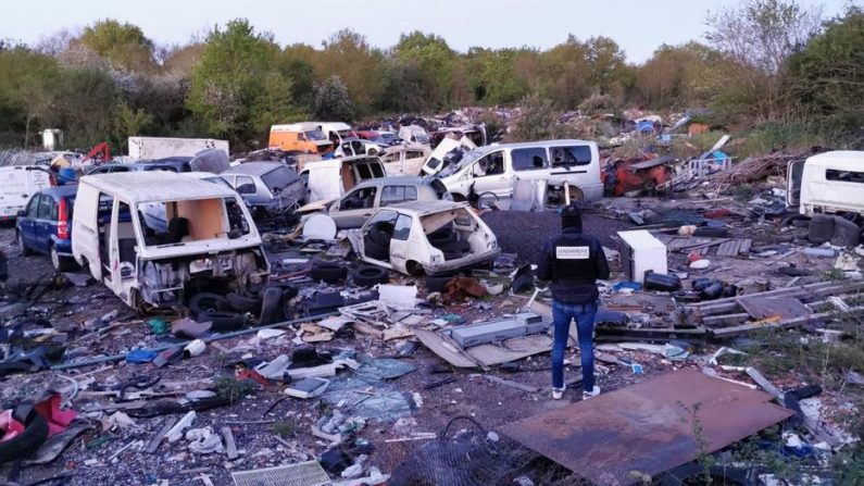 Au cours d'une vaste opération judiciaire, les gendarmes sont tombés sur un cimetière de véhicules volés derrière les caravanes du campement des gens du voyage de Nemours. Crédit : Gendarmerie nationale de Seine-et-Marne. 